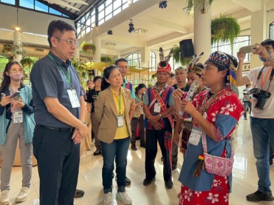 圖3. 高士部落青年會長李恩屏向署長解說部落成果1